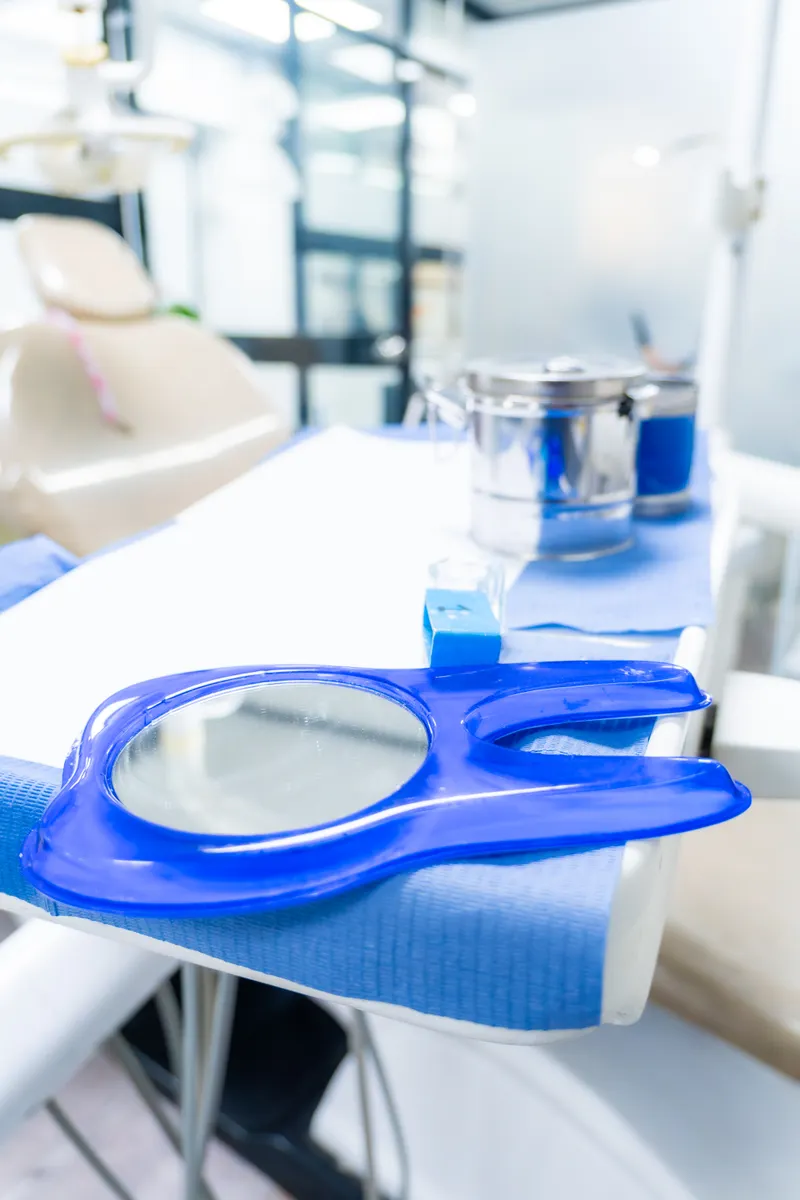 Instrumental dispuesto en el área de atención dental